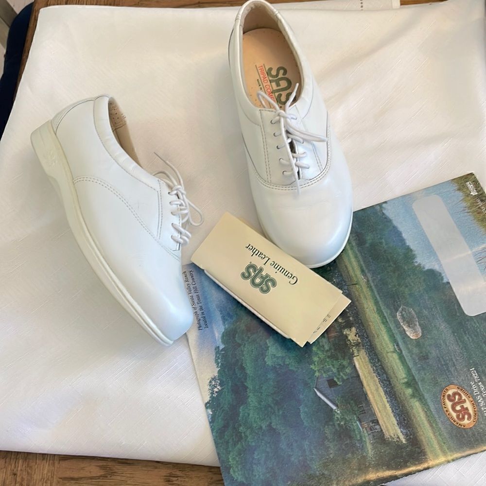 SAS WHITE LEATHER COMFORT SHOES.  NEW.